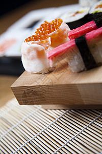日本混合寿司 东方烹饪主题多彩美味美食竹子鱼片蔬菜筷子饮食桌子食物午餐图片