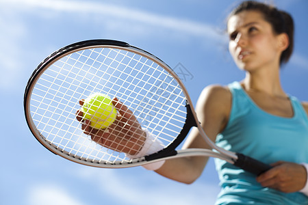 在法庭上打网球的女孩体育器材网球场游戏生活女人消遣活动乐趣训练图片
