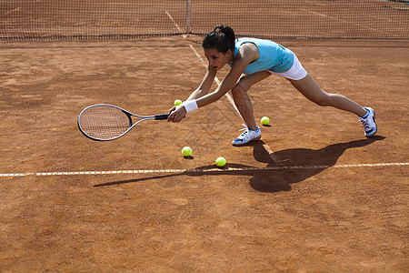 在法庭上打网球的女孩闲暇训练运动员器材网球休闲消遣活动女性乐趣图片