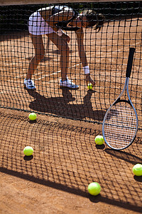 在法庭上打网球的女孩网球场消遣闲暇游戏网球休闲女性运动员器材体育图片