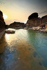 峡谷胰岛风景鸿沟沟壑岩石山沟差距珊瑚礁溪流远景图片