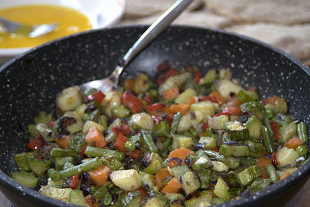 切开的蔬菜和豆子烹饪食物炖肉玉米红色绿色豆类午餐营养饮食背景图片