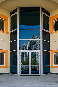 欧洲现代生态学校建筑物办公室白色反射天空玻璃窗户公司建筑银行图片