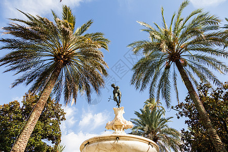 塞维利亚阿尔卡扎尔花园奢华历史性庭院天性走廊建筑雕像植物地标城市图片