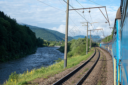 开往喀尔巴阡山脉河附近的火车图片
