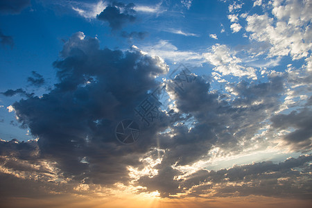 云中阴云 太阳光从云后照亮空气日落金库上帝团体苍穹环境云景天蓝色射线图片