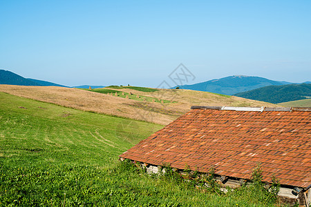 乌克兰喀尔巴阡山脉的景观山脉丘陵风景农村村庄蓝色草地农业农场晴天图片