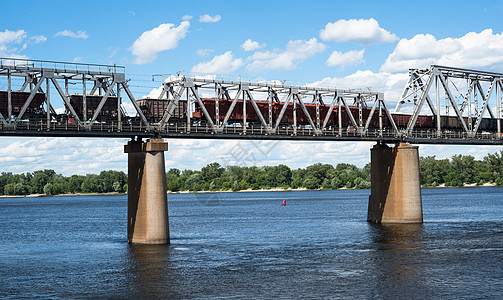 基辅的铁路桥梁横跨第尼佩尔河 配有货运列车格子火车商品货物跨度立交桥桁架码头运输金属图片