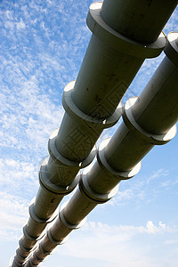 输油管高端部分圆柱供水平行线基础设施气体温暖加热金属渡槽蓝色背景图片