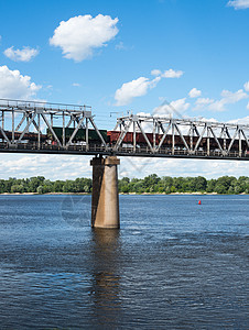 支撑铁路桥的桥墩之一车辆码头梯形跨度货运格子轨道交通运输立交桥图片
