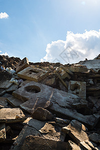 受损混凝土区块的堆积垃圾建筑倾倒城市填埋场拆除废料碎片废墟天空图片