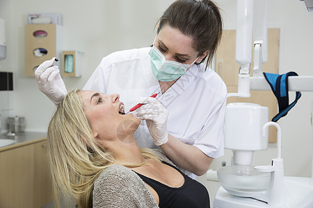 女牙医和女病人白色人类医学考试斜角镜成人女性水平宏观审查图片