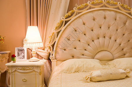 卧室镜子奢华酒店床头蓝色框架枕头窗帘房间公寓背景图片