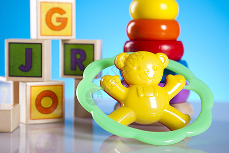 婴儿和幼儿玩具 亮音生动的成分拨浪鼓戒指童年蓝色新生礼物黄色白色塑料红色图片