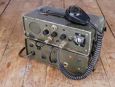 木制桌上的老旧业余火腿收音机图片