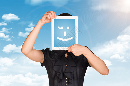 黑衣女孩用平板电脑蒙住脸 在屏幕代码上微笑商务互联网裙子药片天空框架女士长方形图标情感图片