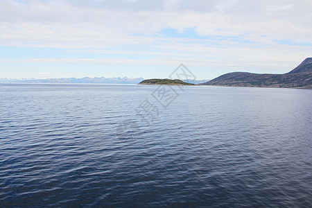 北极山脉和峡湾风景爬坡天空海岸苔原全景旅游晴天蓝色岩石图片