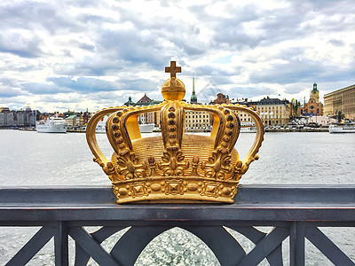 瑞典皇家皇冠在斯德哥尔摩一座桥上图片