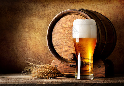 木桶和啤酒粮食地窖啤酒厂玻璃豪饮酒精植物酿造棕色静物图片