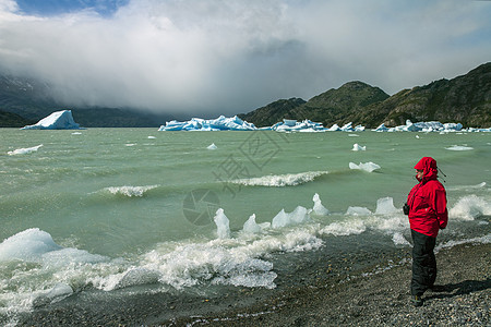 智利帕蒂戈尼亚灰湖的冰山冰川旅行波浪游客女性支撑荒野风景灰色女士图片