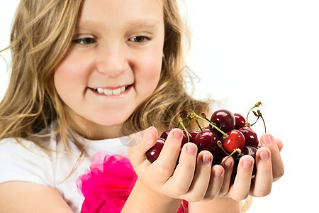 有樱桃的小女孩农业茶点工作室微笑浆果食物幸福快乐水果甜点图片