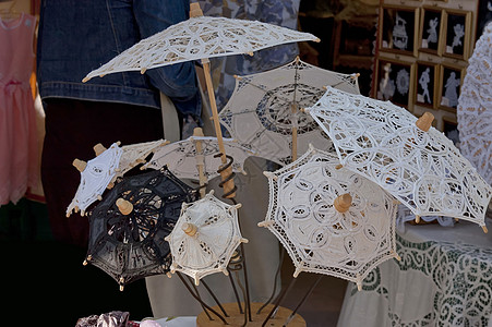 供出售的传统手工制作的雨伞店铺白色黑色阳伞婚礼销售工匠纪念品复古精神图片