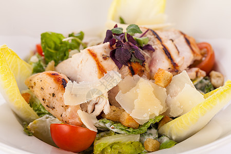 美味新鲜的caesar沙拉加烤鸡和干酪香菜餐厅叶子午餐宏观食物黄瓜鱼片营养饮食图片