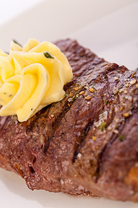 牛肉牛排加黄油和迷迭香服务餐饮臀部小枝红肉牛扒美食食谱美味奶制品图片