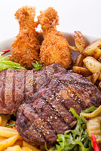 混合肉 沙拉和薯条炙烤臀部服务翅膀餐厅餐饮盘子红肉面糊油炸图片