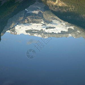 山区和湖泊顶峰阴影荒野天空蓝色松树岩石反射山脉树木图片