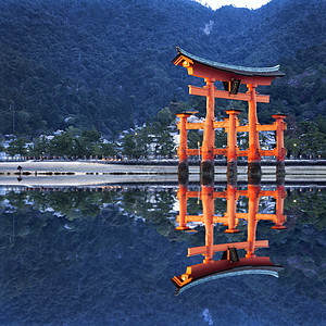在日本的托里反射神社海岸太阳宗教神道历史性天空红色日落网关图片