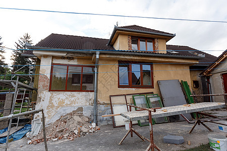 农村住宅的建造或修缮工作建设者窗户住房维修建筑塑料脚手架壁板梯子图片