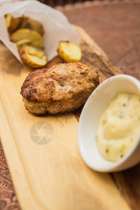 与土豆一起煮牛肉汉堡食物午餐面包洋葱炙烤照片烹饪牛扒盘子美食图片