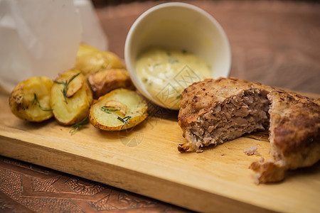 与土豆一起煮牛肉汉堡烧烤食物牛扒美食面包烹饪炙烤照片盘子午餐图片