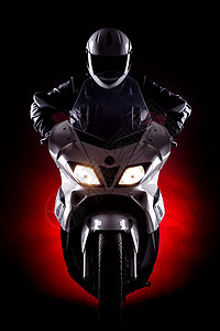 摩托车上的机动车手游客赛车骑士旅行发动机车轮阴影戏剧性尾巴红色图片