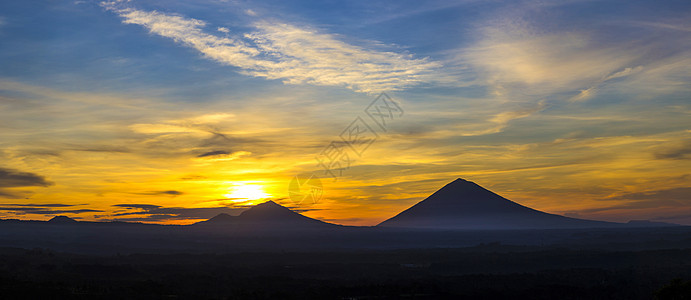 阿贡火山岩石阳光全景海岸爬坡天空森林日落海岸线风景图片