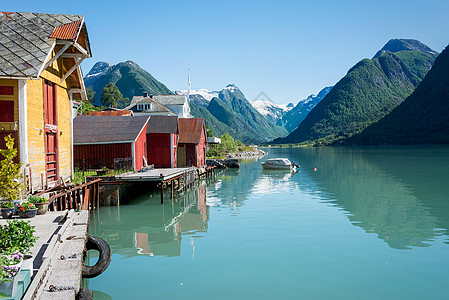 挪威的Fjord 山区 船坞和反思图片