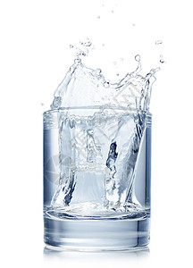 从水杯中的冰立方体喷出液体酒精饮料白色环境蓝色剪裁小路流动气泡图片