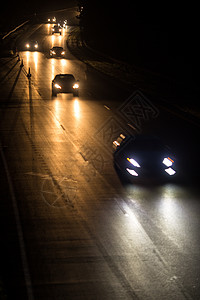 晚上和汽车在繁忙的高速公路上图片