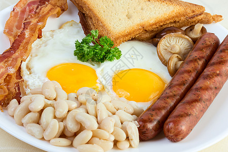 英式早餐食物盘子面包香肠熏肉蛋黄宏观豆子英语食品图片