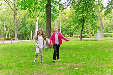 可爱两个跑跑的女生休闲运动白色微笑行动童年孩子跑步女学生闲暇图片