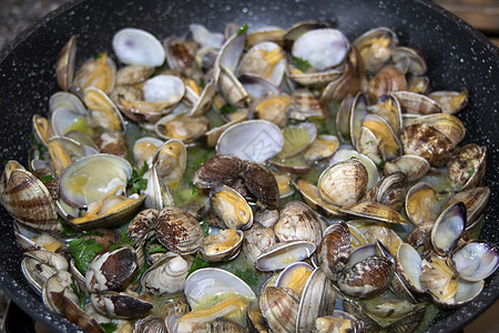 锅中的蛤白色面条海鲜美食餐厅厨房蛤蜊饮食流动图片