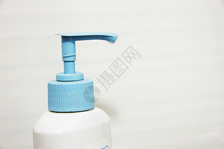 清洁液瓶上白色和蓝色的喷洒器厨房洗涤剂消毒剂瓶子洗手间肥皂清洁工卫生液体产品图片