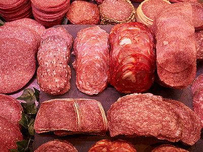 选择新切的腊肠牛肉美食熟食营养脂肪烹饪熏肉冷盘熏制美味图片