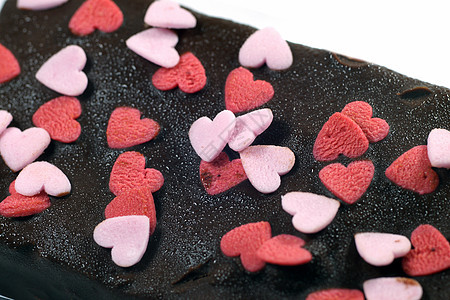 巧克力巧克力蛋糕 带有心脏装饰投标生日手工夫妻蛋糕食物美食庆典糖浆甜点图片
