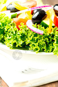 乌西边有蔬菜和绿菜的沙拉 餐桌布上盘子上有蔬菜和青菜图片
