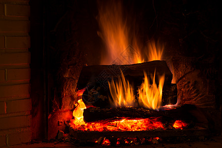 用新木柴烧壁炉图片