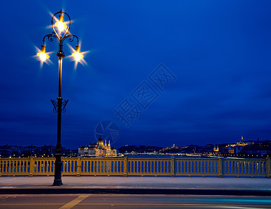 匈牙利布达佩斯玛格丽特桥的城市灯光旅游吸引力议会蓝色场景观光地标建筑学首都旅行图片