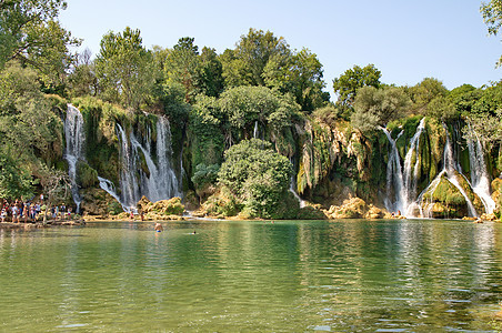 波斯尼亚和黑塞哥维那的克拉维自来瀑布天堂飞溅假期悬崖旅游场景环境绿色瀑布旅行图片