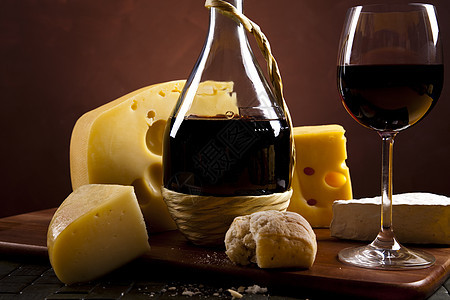 奶酪和红葡萄酒 饱和的农村环境主题蓝色干酪饮料玻璃产品奶制品美食瓶子木板羊乳图片